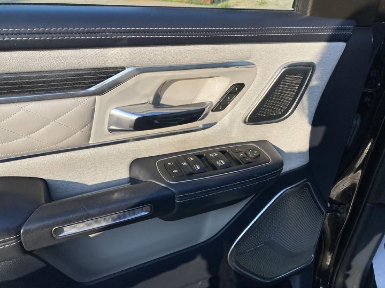 2022 RAM 1500 Limited 4X4| PANORAMIC ROOF | FACTORY REMOTE START | HEATED SEATS | FACTORY REMOTE START Photo