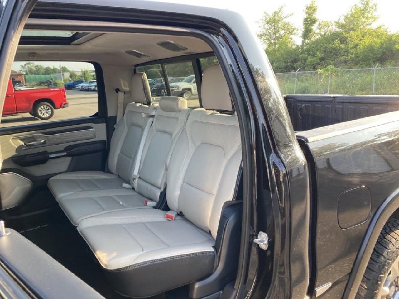 2022 RAM 1500 Limited 4X4| PANORAMIC ROOF | FACTORY REMOTE START | HEATED SEATS | FACTORY REMOTE START Photo