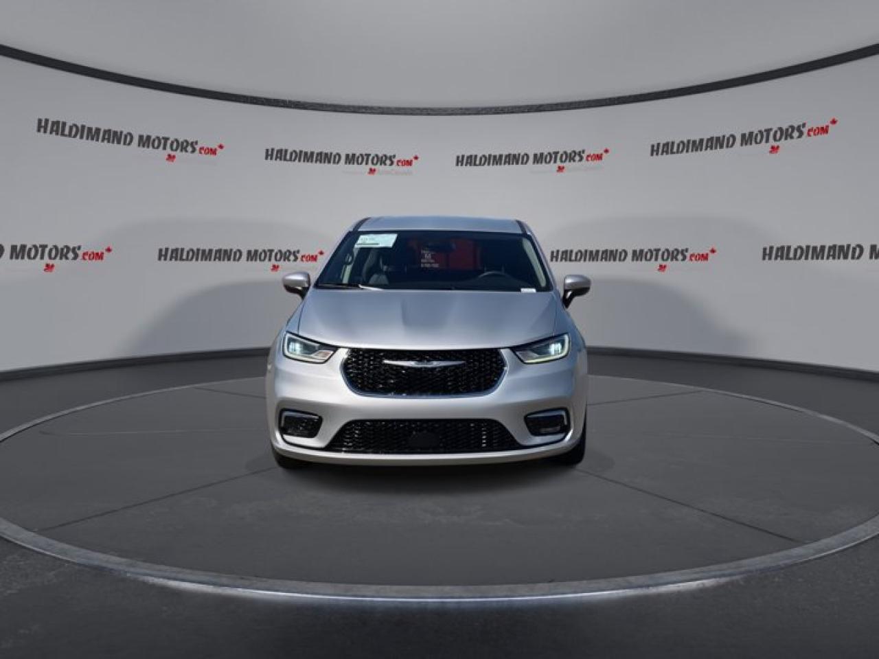 2023 Chrysler Pacifica Touring L AWD | Remote Start | Heated Seats Photo2