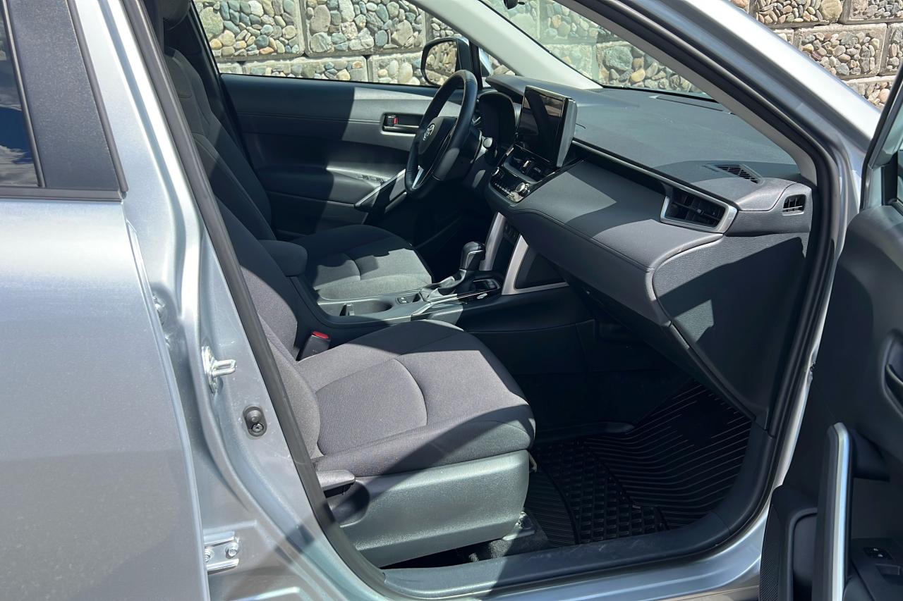2024 Toyota Corolla Cross LE Photo