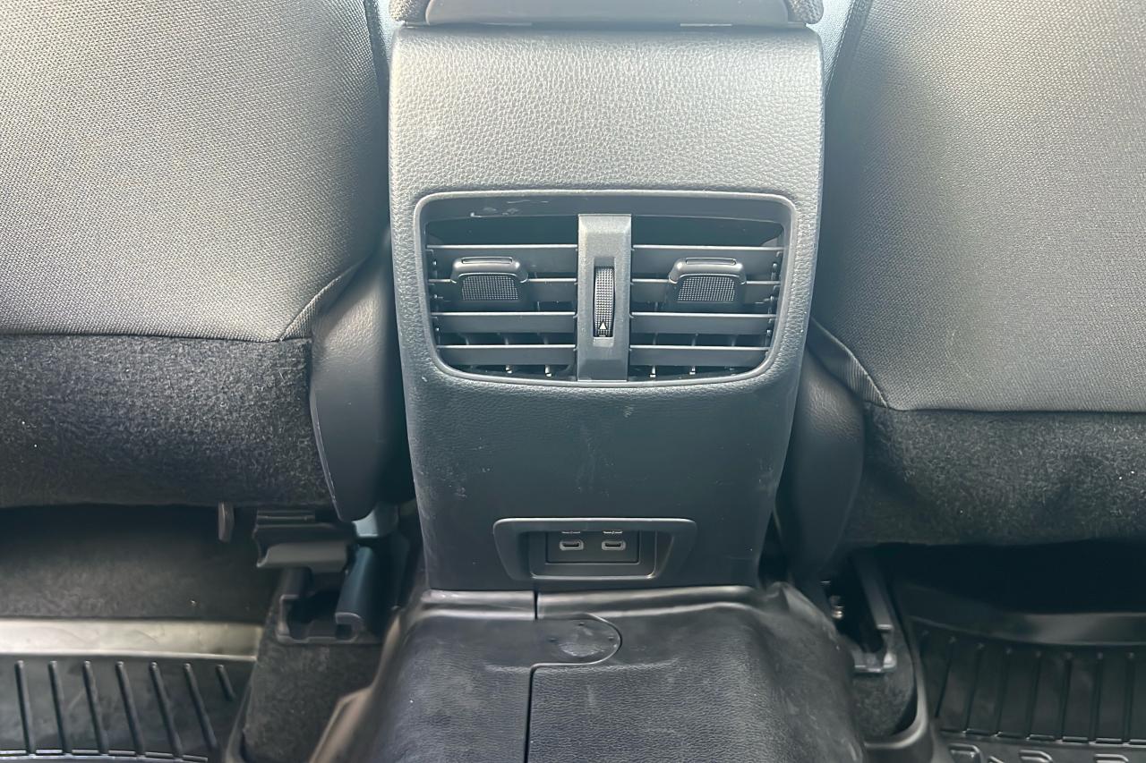 2024 Toyota Corolla Cross LE Photo
