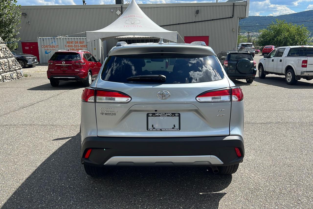 2024 Toyota Corolla Cross LE Photo
