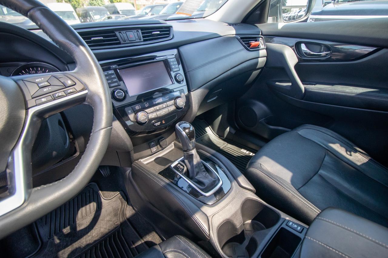 2017 Nissan Rogue SL Platinum Photo5
