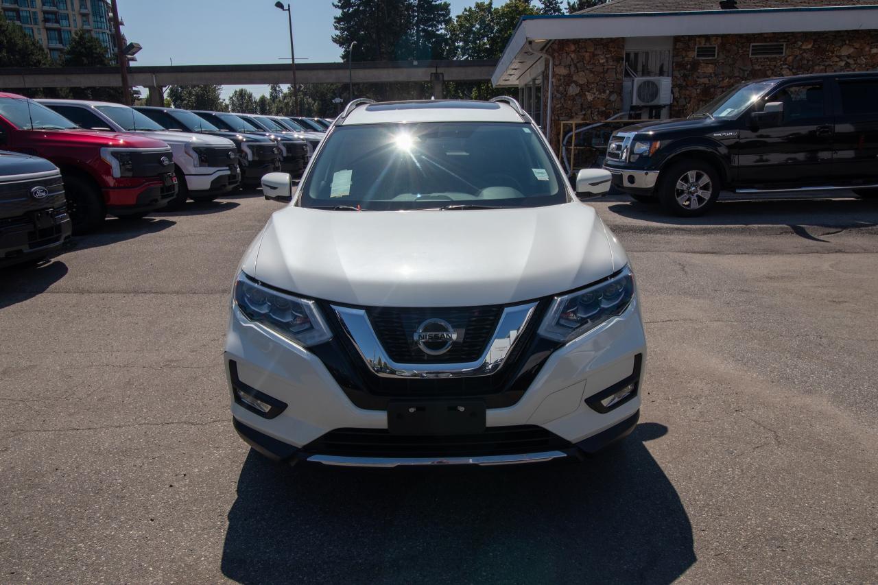 2017 Nissan Rogue SL Platinum Photo2