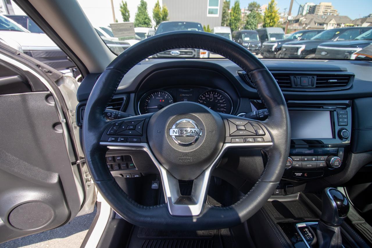 2017 Nissan Rogue SL Platinum Photo5