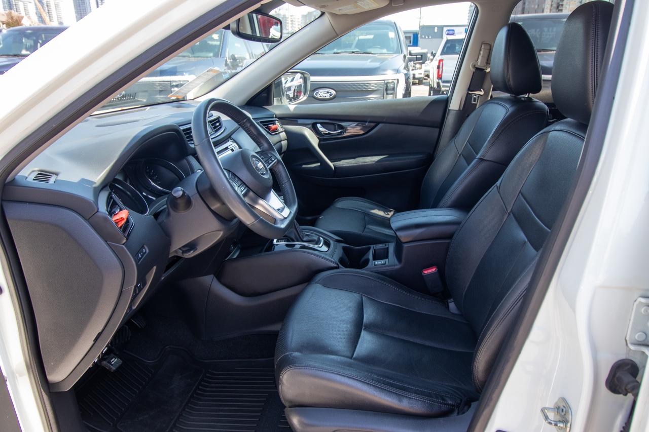 2017 Nissan Rogue SL Platinum Photo5