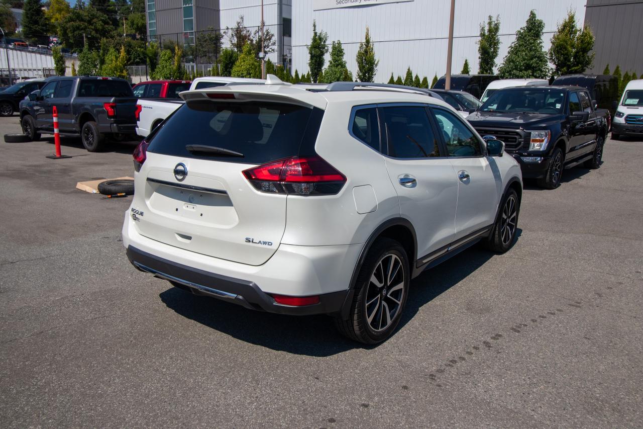 2017 Nissan Rogue SL Platinum Photo4