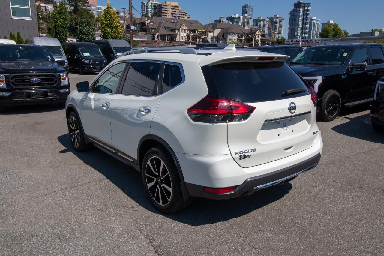 2017 Nissan Rogue SL Platinum Photo5