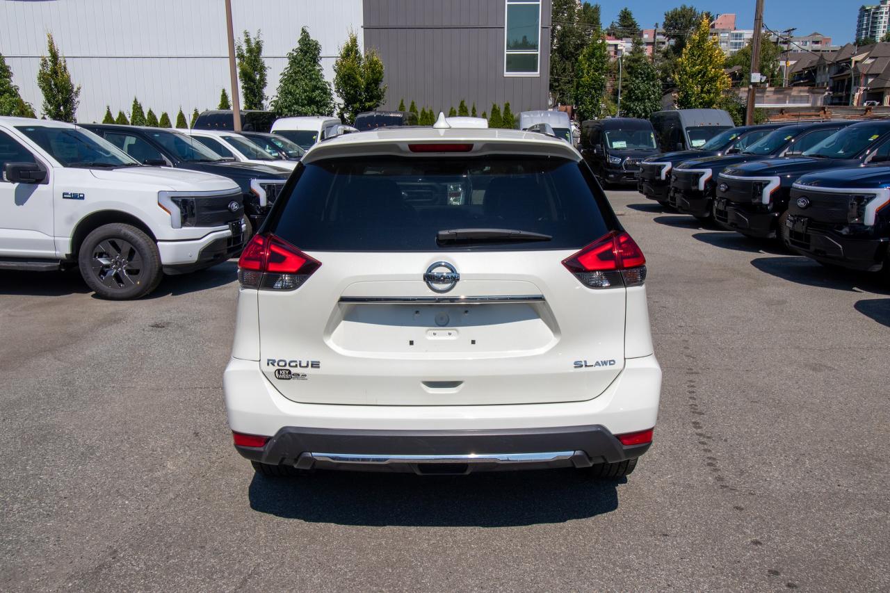 2017 Nissan Rogue SL Platinum Photo5