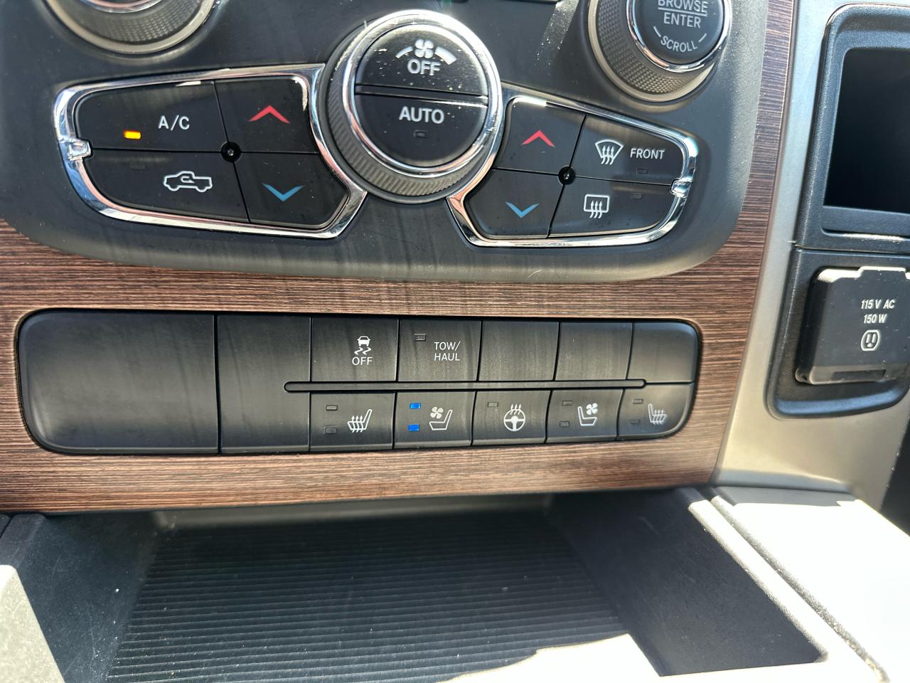 2013 RAM 1500 4WD Crew Cab Laramie Longhorn Photo20