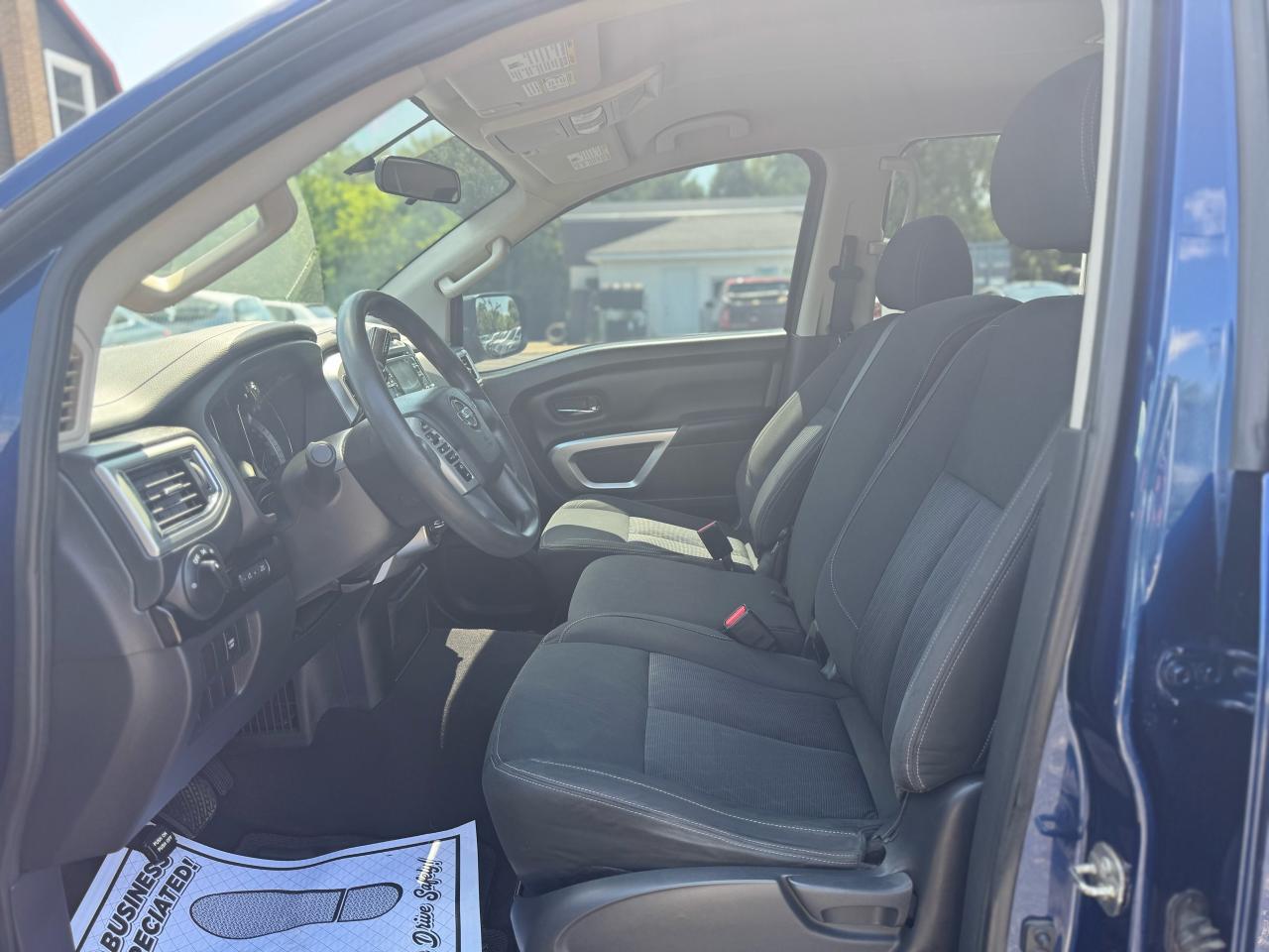 2017 Nissan Titan SV Crew Cab 4WD Photo10