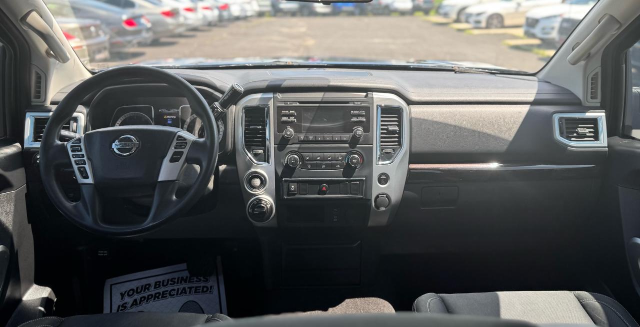 2017 Nissan Titan SV Crew Cab 4WD Photo12