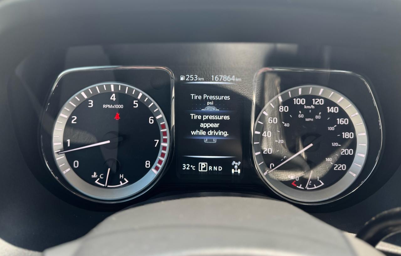 2017 Nissan Titan SV Crew Cab 4WD Photo14