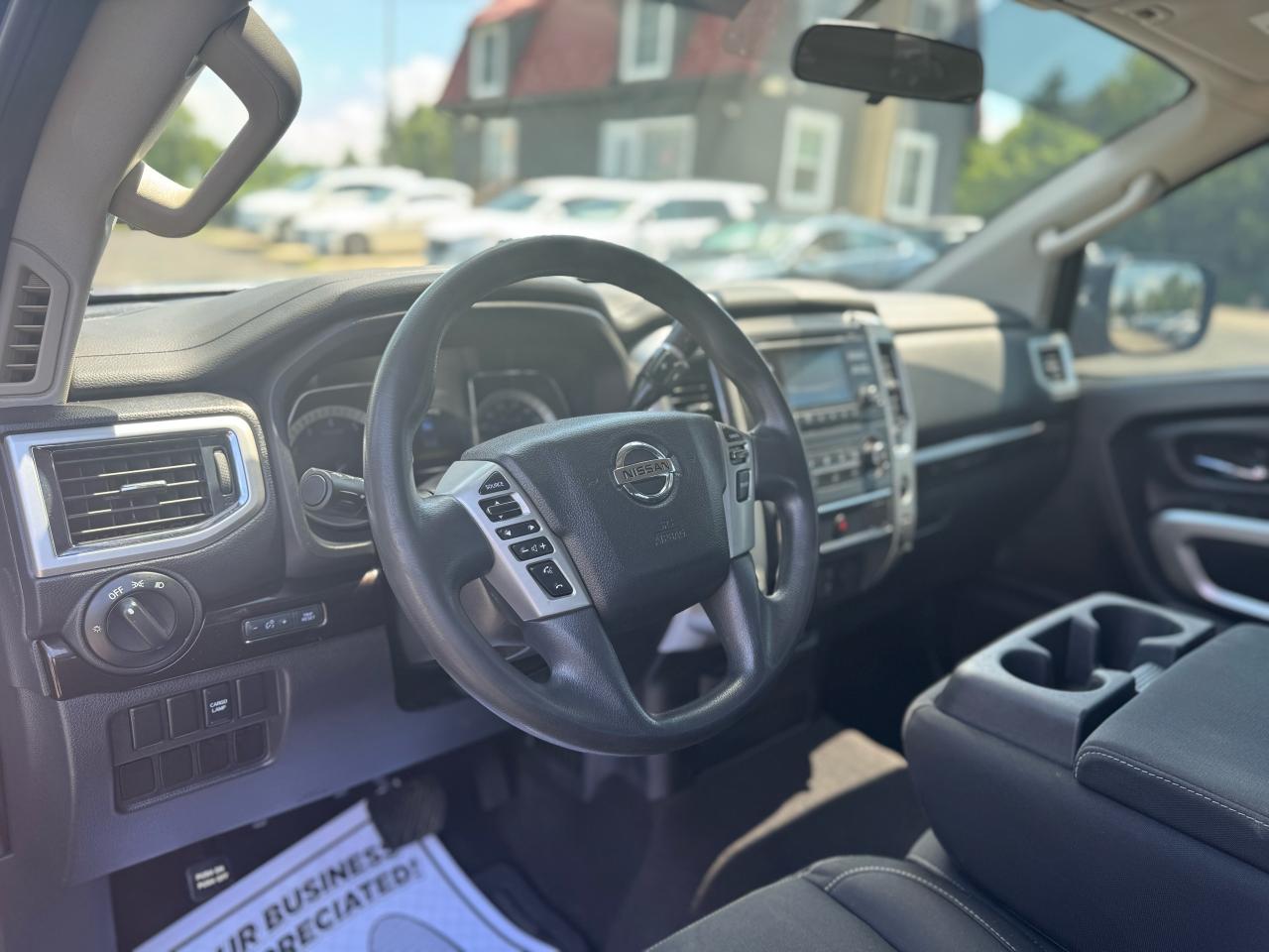 2017 Nissan Titan SV Crew Cab 4WD Photo25