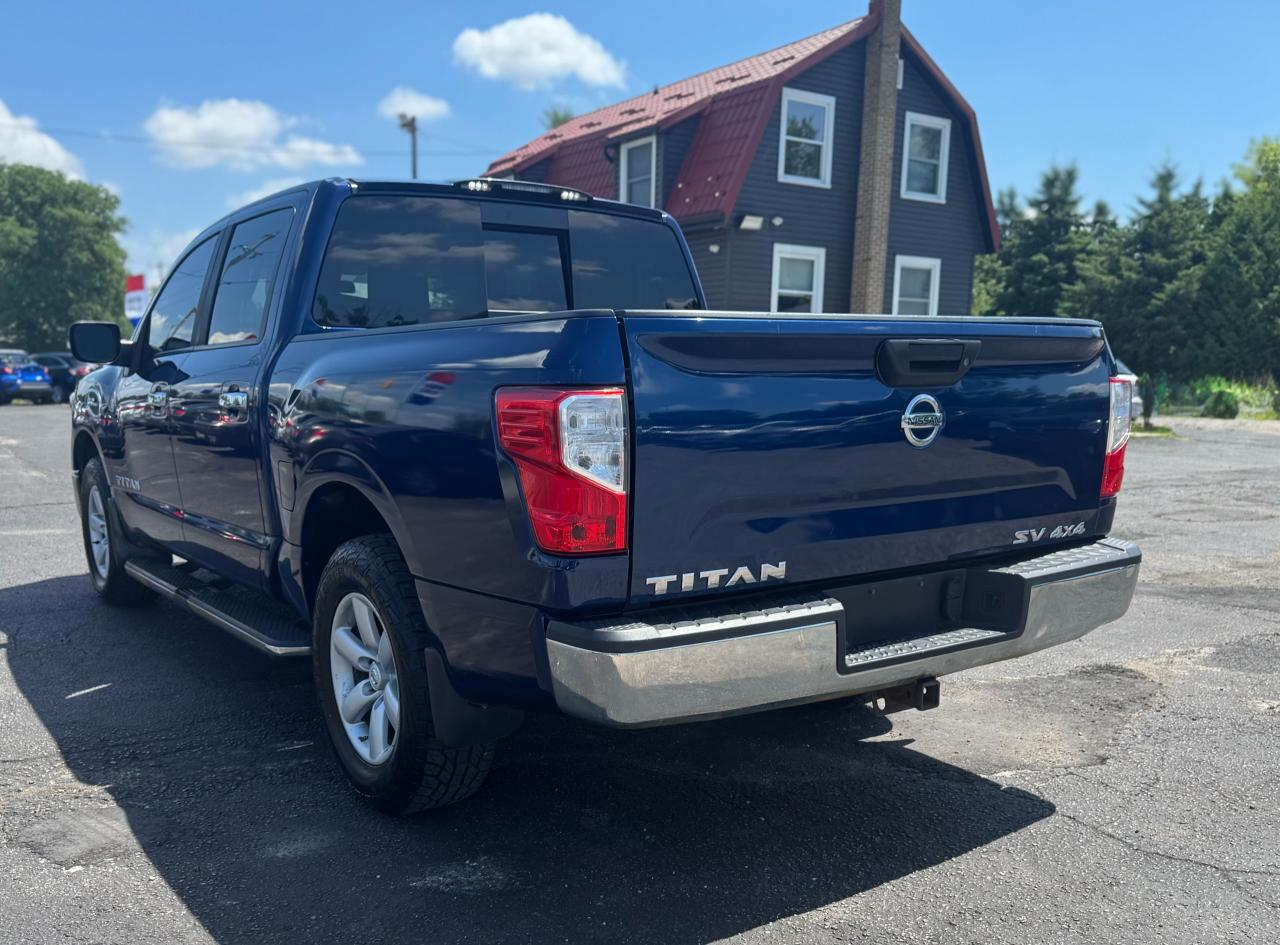 2017 Nissan Titan SV Crew Cab 4WD Photo21