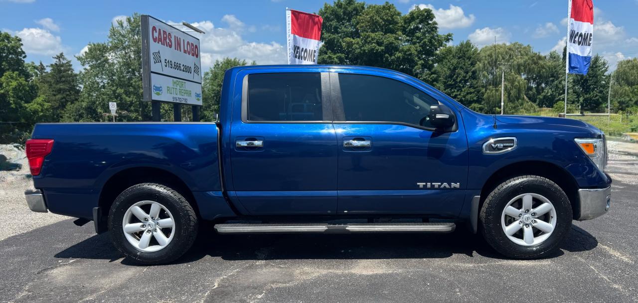 2017 Nissan Titan SV Crew Cab 4WD Photo2