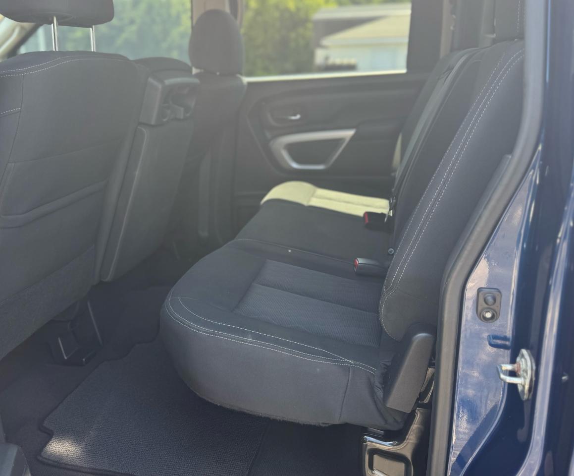 2017 Nissan Titan SV Crew Cab 4WD Photo27