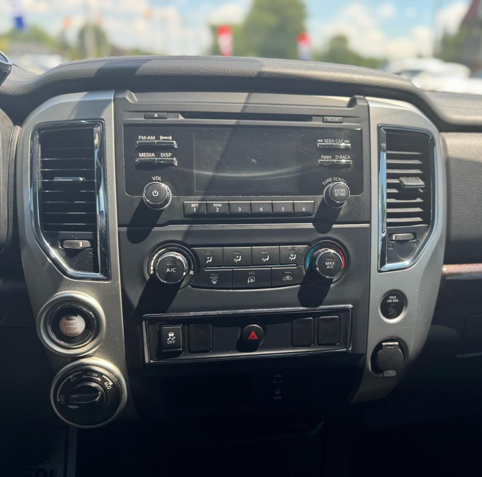 2017 Nissan Titan SV Crew Cab 4WD Photo13