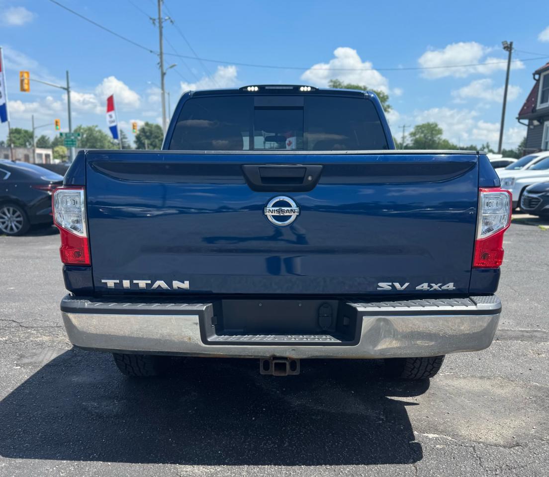 2017 Nissan Titan SV Crew Cab 4WD Photo4