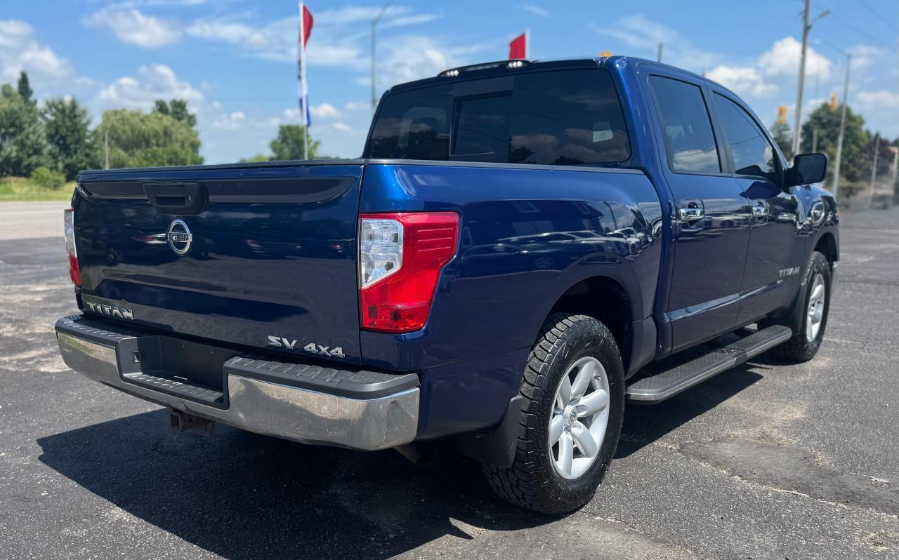 2017 Nissan Titan SV Crew Cab 4WD Photo3
