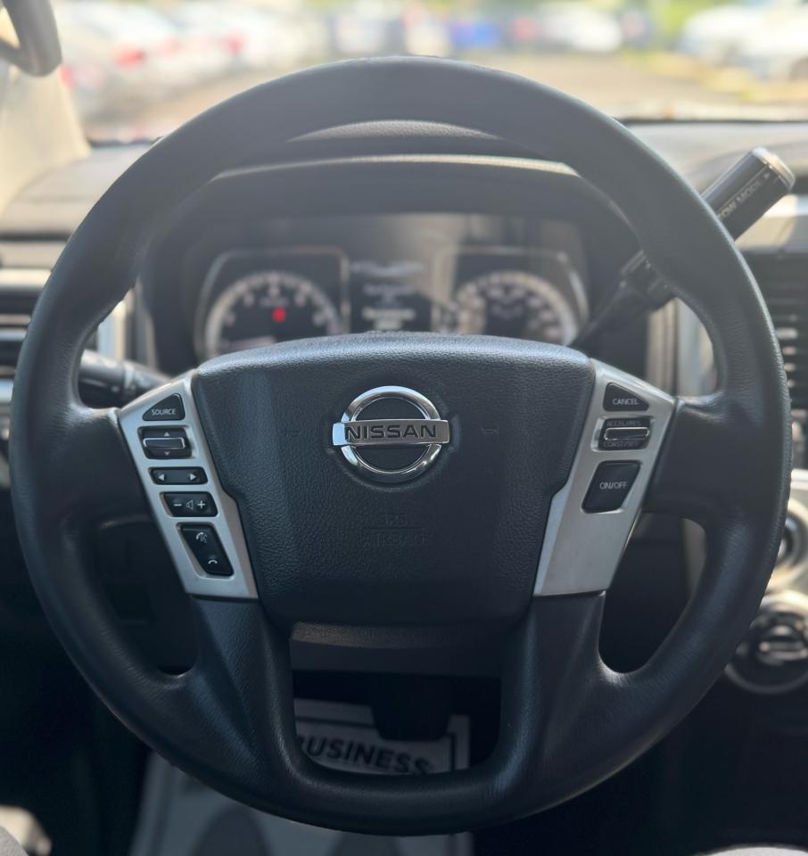2017 Nissan Titan SV Crew Cab 4WD Photo15