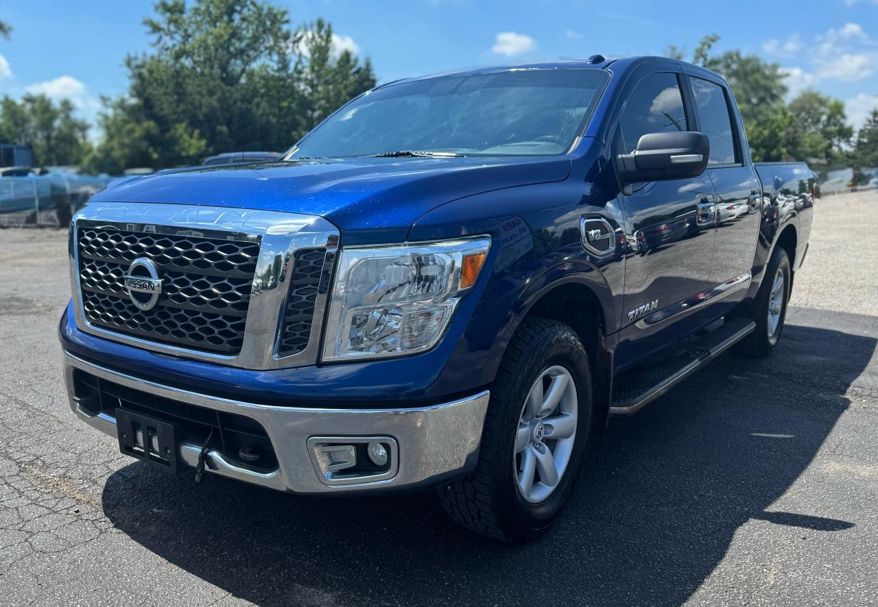 2017 Nissan Titan SV Crew Cab 4WD Photo23