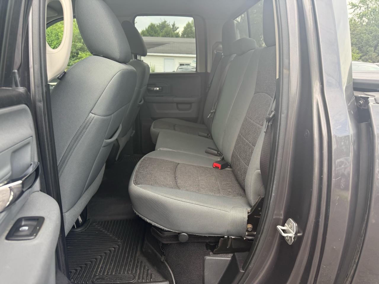 2015 RAM 1500 4WD Quad Cab SLT Photo12