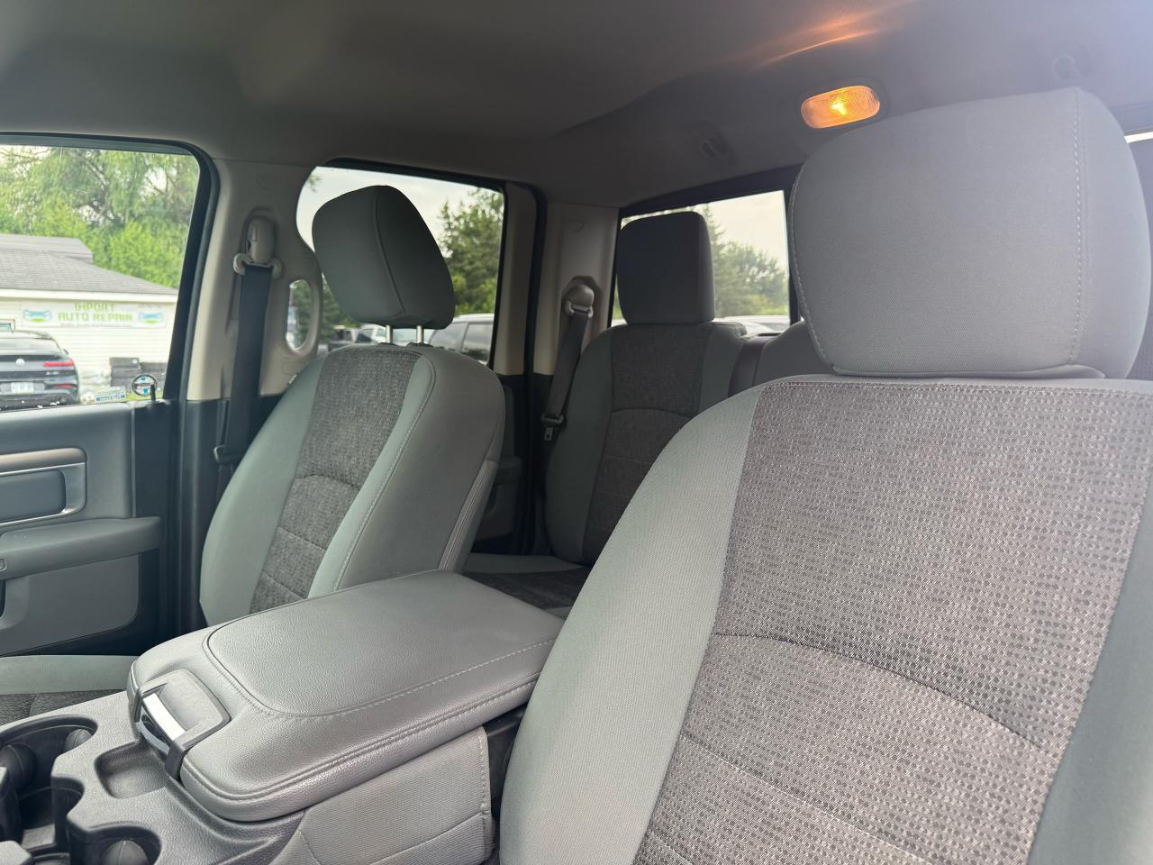 2015 RAM 1500 4WD Quad Cab SLT Photo14