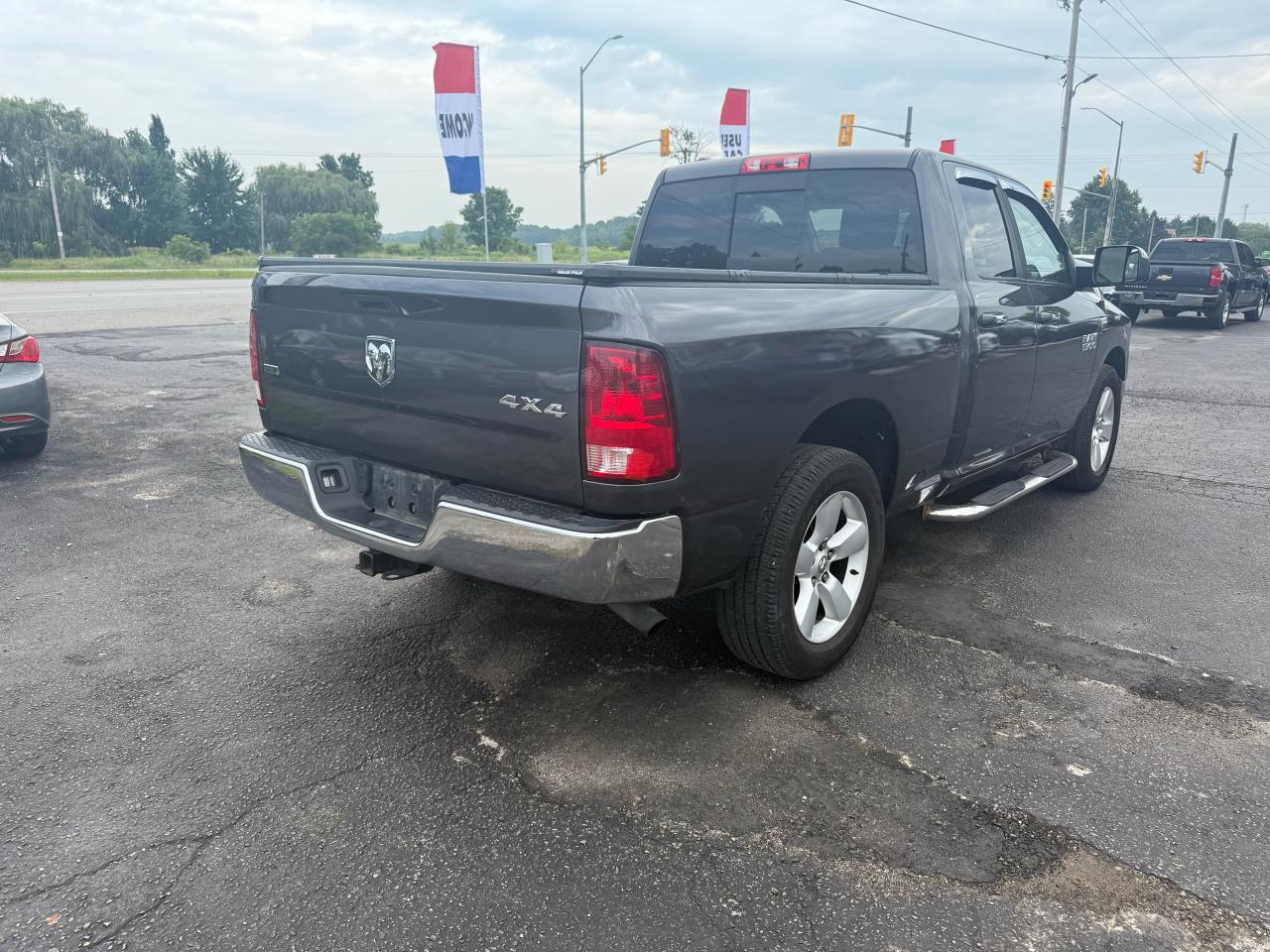 2015 RAM 1500 4WD Quad Cab SLT Photo3