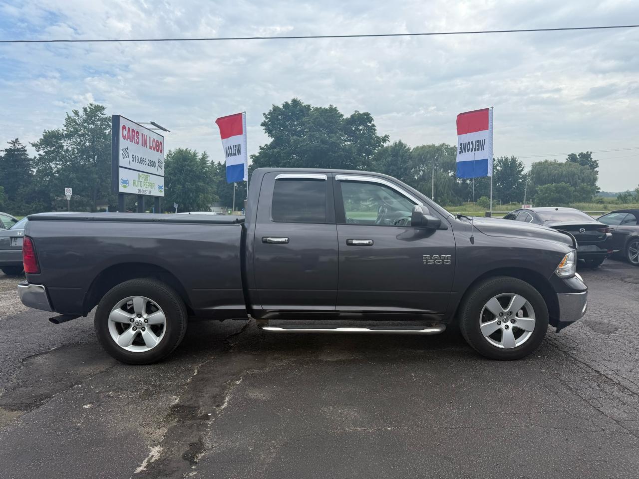 2015 RAM 1500 4WD Quad Cab SLT Photo2