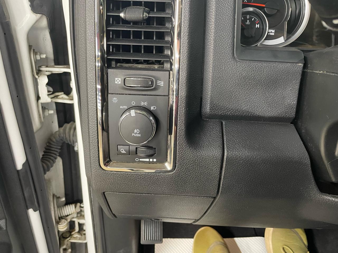 2016 RAM 1500 SPORT Photo36