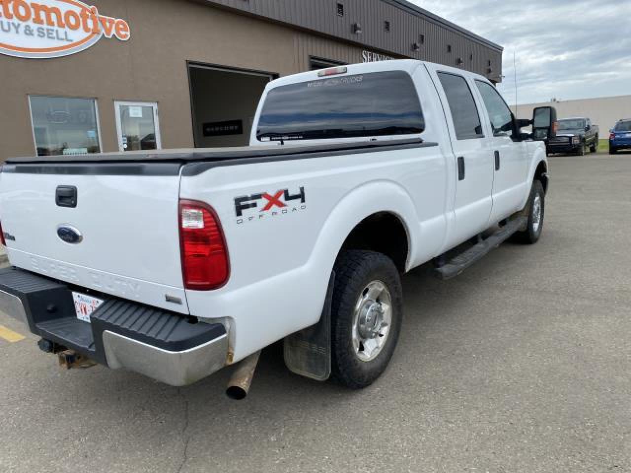 2011 Ford F-250 SD XLT Crew Cab 4WD - Photo #2