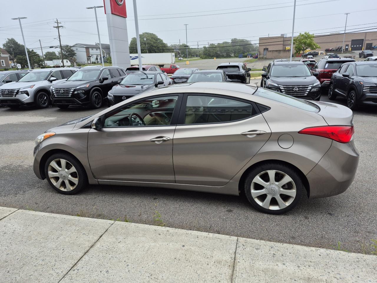 2011 Hyundai Elantra Limited AS IS Photo3