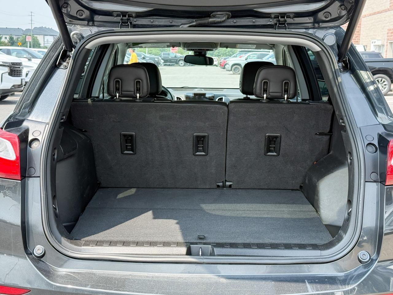 2020 Chevrolet Equinox Premier 2.0L 4 CYL WITH REMOTE START/ENTRY, HEATED SEATS, WIRELESS CHARGING, POWER LIFTGATE, HD REAR VISION CAMERA, APPLE CARPLAY AND ANDROID AUTO Photo