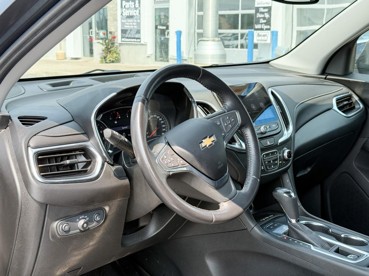 2020 Chevrolet Equinox Premier 2.0L 4 CYL WITH REMOTE START/ENTRY, HEATED SEATS, WIRELESS CHARGING, POWER LIFTGATE, HD REAR VISION CAMERA, APPLE CARPLAY AND ANDROID AUTO Photo