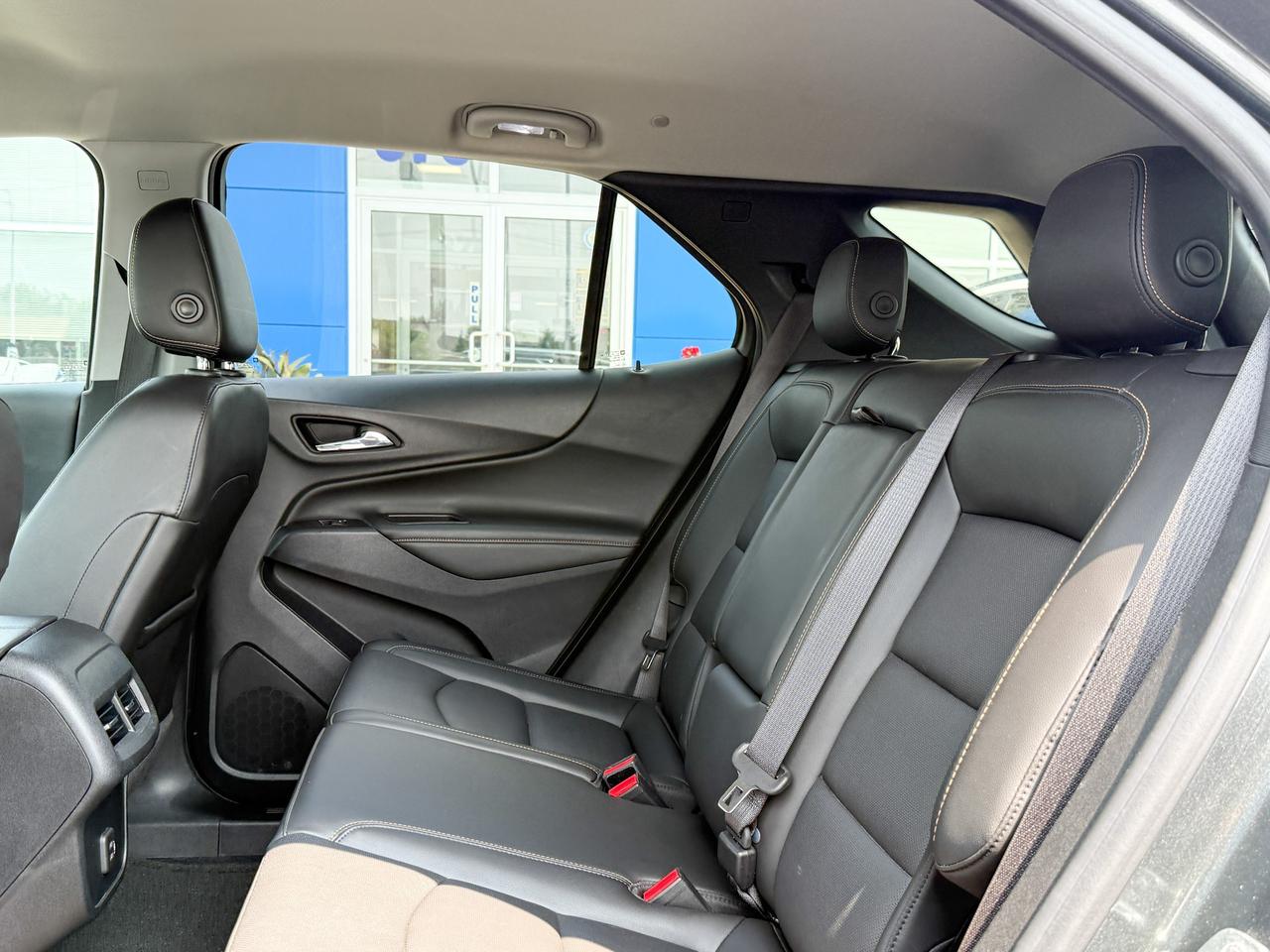 2020 Chevrolet Equinox Premier 2.0L 4 CYL WITH REMOTE START/ENTRY, HEATED SEATS, WIRELESS CHARGING, POWER LIFTGATE, HD REAR VISION CAMERA, APPLE CARPLAY AND ANDROID AUTO Photo