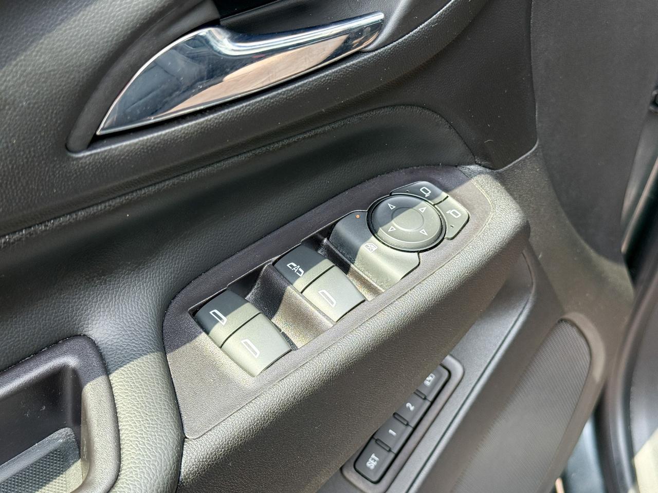 2020 Chevrolet Equinox Premier 2.0L 4 CYL WITH REMOTE START/ENTRY, HEATED SEATS, WIRELESS CHARGING, POWER LIFTGATE, HD REAR VISION CAMERA, APPLE CARPLAY AND ANDROID AUTO Photo
