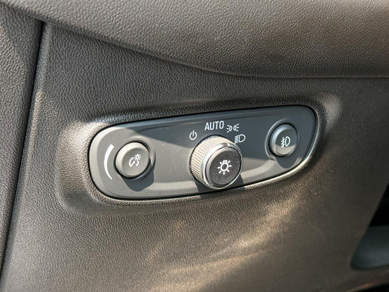 2020 Chevrolet Equinox Premier 2.0L 4 CYL WITH REMOTE START/ENTRY, HEATED SEATS, WIRELESS CHARGING, POWER LIFTGATE, HD REAR VISION CAMERA, APPLE CARPLAY AND ANDROID AUTO Photo