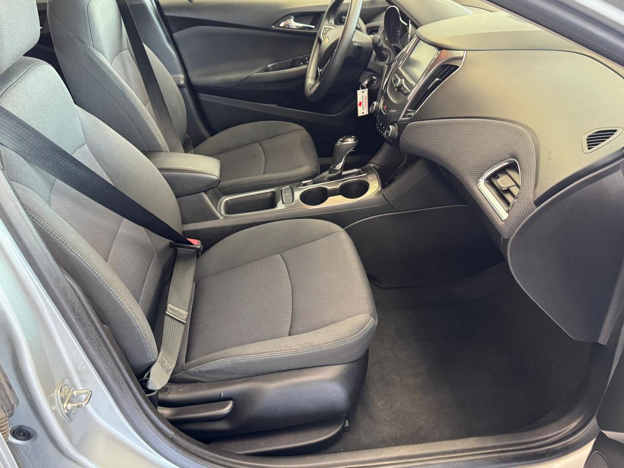 2018 Chevrolet Cruze LT+New Tires+Brake+Appleplay+Camera+Heated Seats Photo21