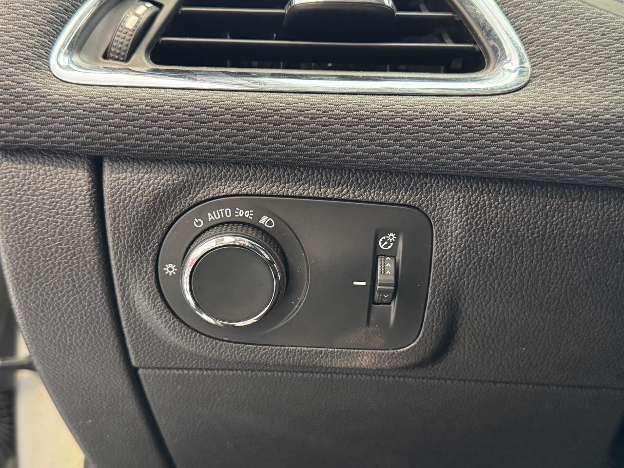 2018 Chevrolet Cruze LT+New Tires+Brake+Appleplay+Camera+Heated Seats Photo43