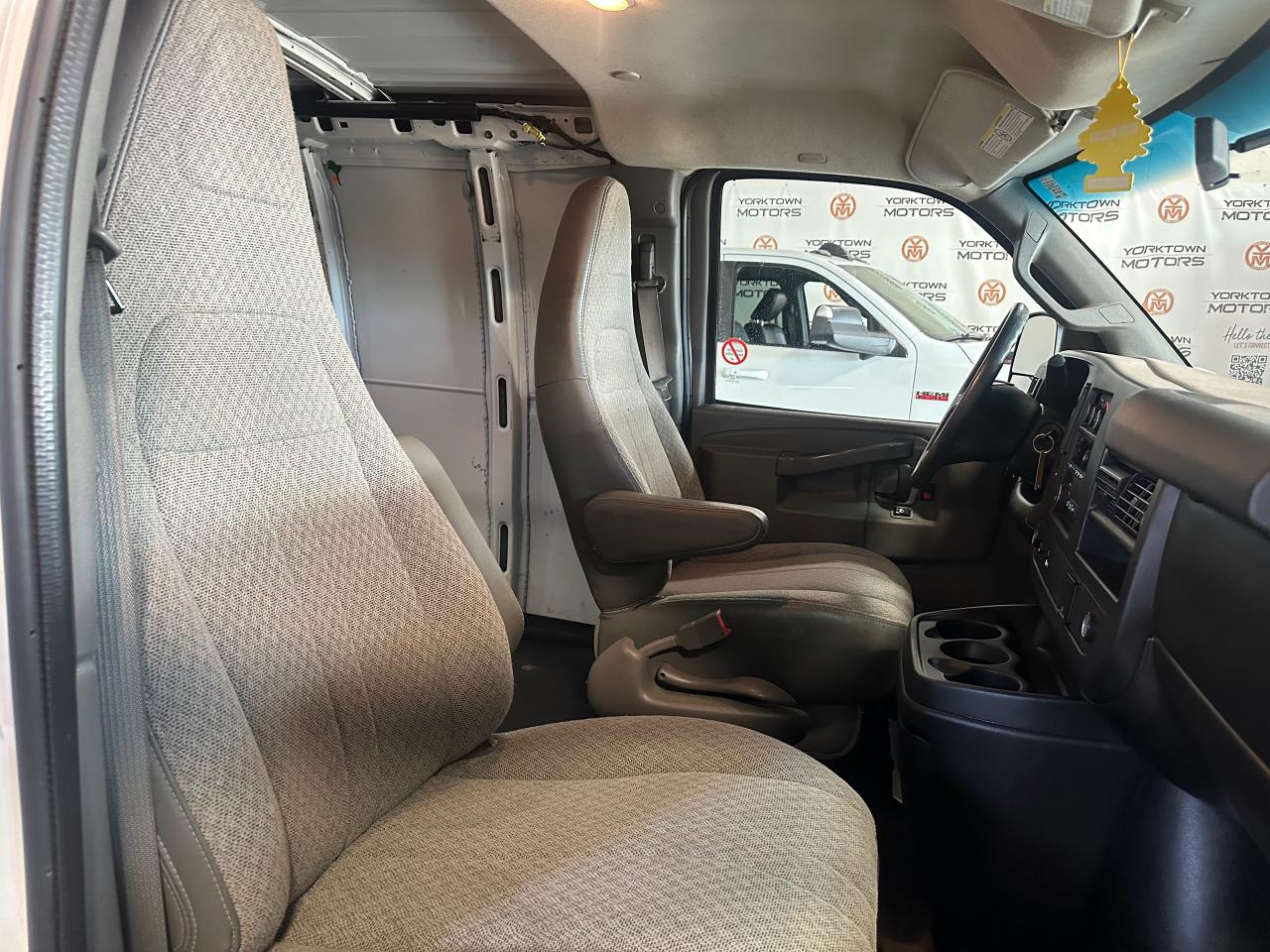 2016 GMC Savana Cargo Van  - Photo #6