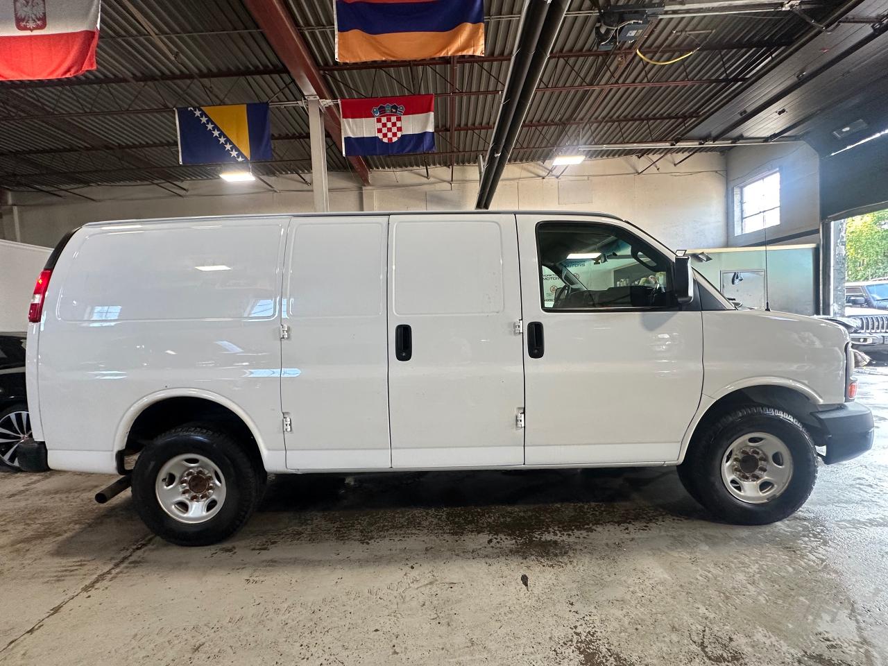 2016 GMC Savana Cargo Van  - Photo #3