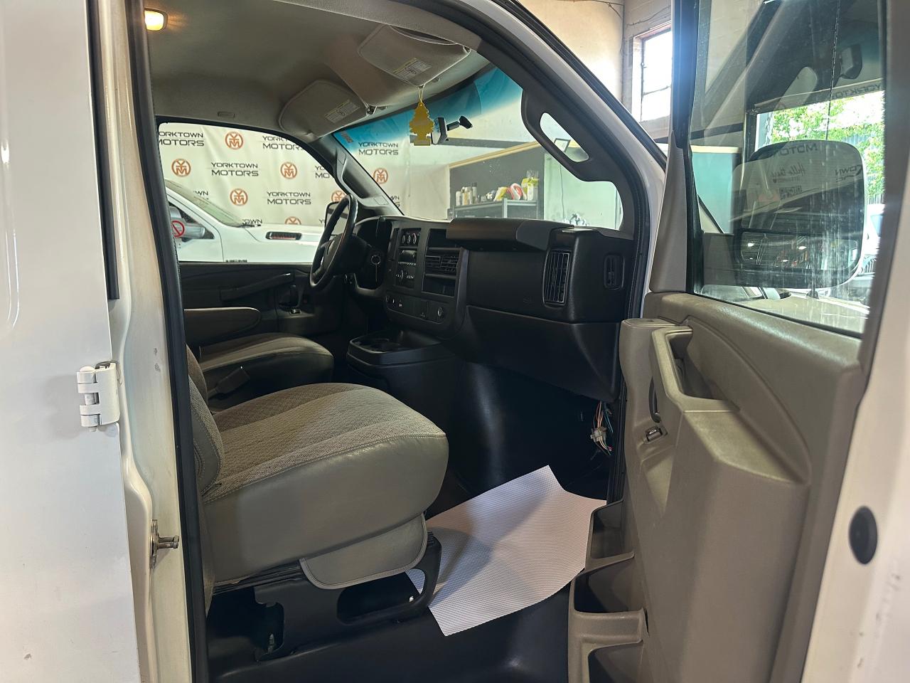 2016 GMC Savana Cargo Van  - Photo #4