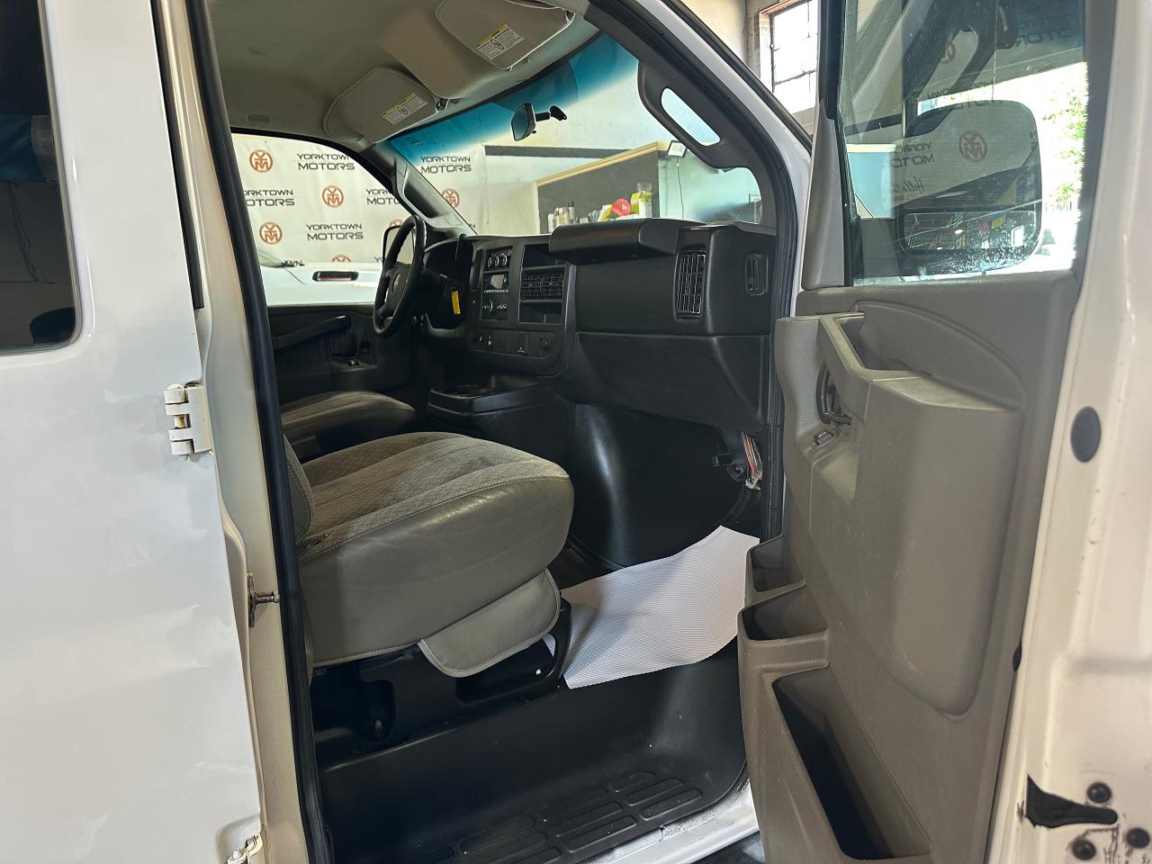 2016 GMC Savana Cargo Van 2500 135" - Photo #4