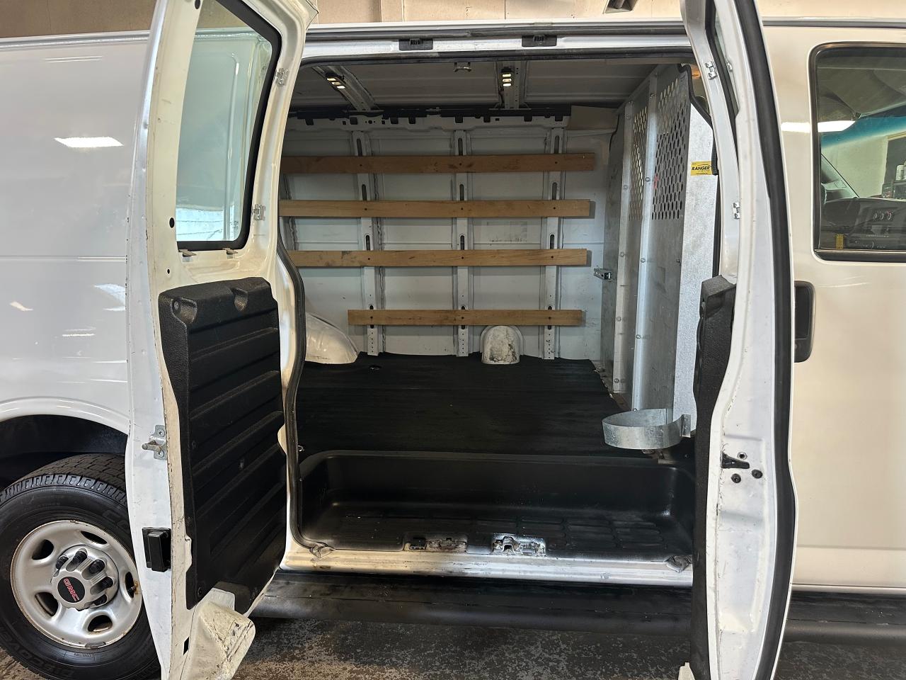 2016 GMC Savana Cargo Van 2500 135" - Photo #8