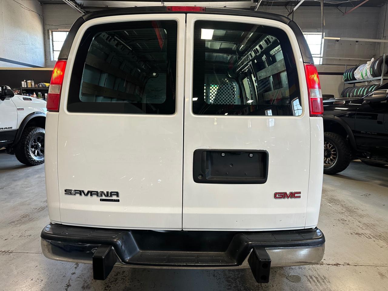 2016 GMC Savana Cargo Van 2500 135" - Photo #10