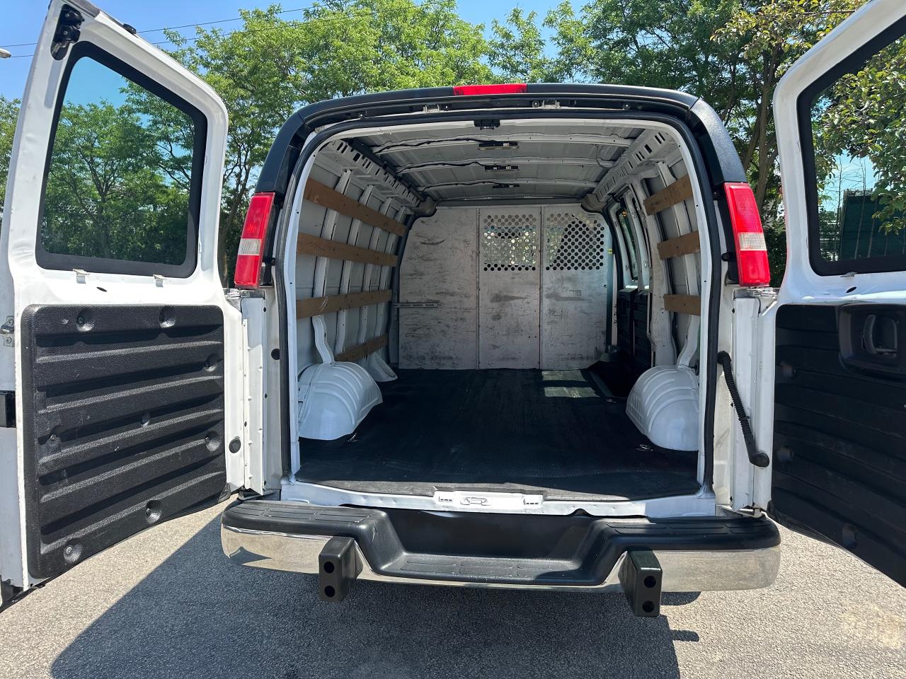 2016 GMC Savana Cargo Van 2500 135" - Photo #21