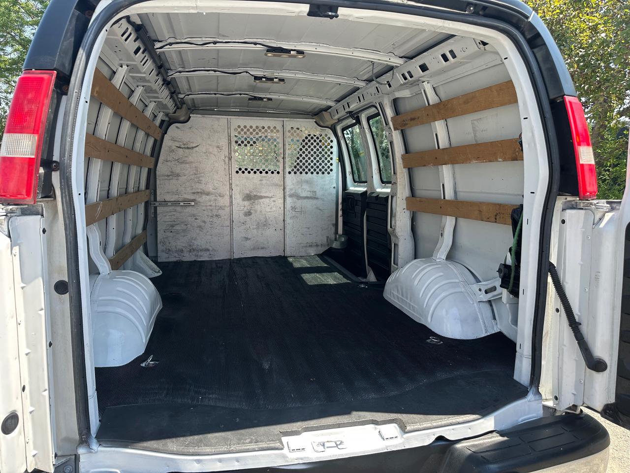 2016 GMC Savana Cargo Van 2500 135" - Photo #23