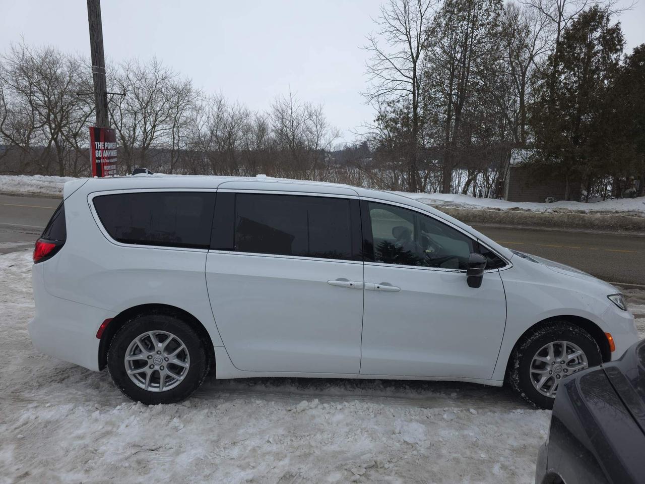 2026 Chrysler Pacifica Select 8 PASSENGERS! REMOTE START! Photo3