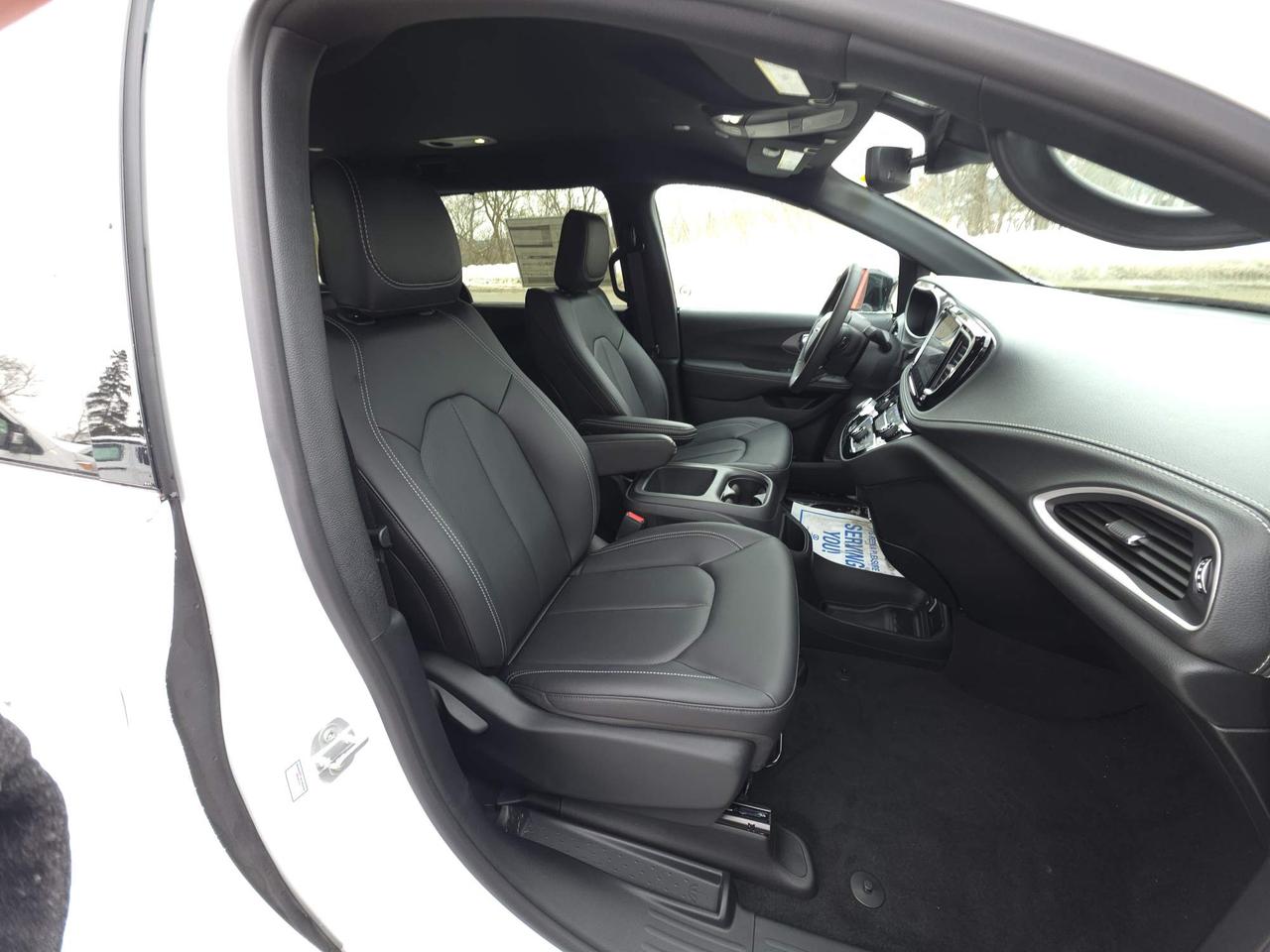 2026 Chrysler Pacifica Select 8 PASSENGERS! REMOTE START! Photo